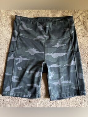 Athleta Ultimate Stash Pocket Camo 7" Short Grey Black Camouflage Small